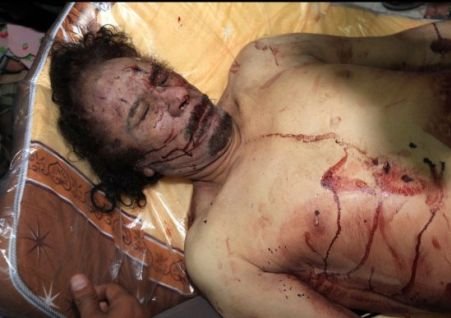 Gaddafi a murit linşat sau în urma unui schimb de focuri? Vezi imagini tulburătoare cu dictatorul înainte şi după deces