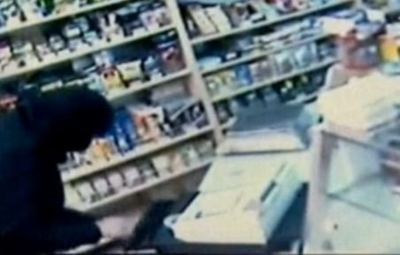 Cei doi hoţi care au jefuit un magazin înarmaţi cu o sabie, încă în libertate