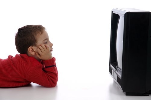 Este oficial: Expunerea prelungită la televizor dăunează copiilor sub doi ani