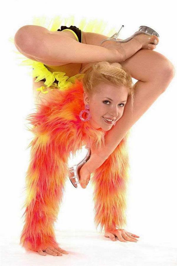 Femeia de &quot;gumă&quot; e bomba-n pat! Vezi cum îi face pe bărbaţi să explodeze 112733