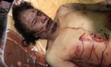 Libienii au stat la coadă pentru a face poze cu cadavrul lui Muammar Gaddafi