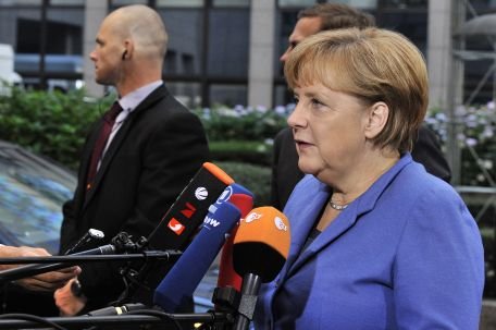 Angela Merkel i-a oferit lui Nicolas Sarkozy un ursuleţ de pluş 