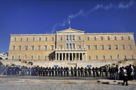Grecii au ajuns să îşi amaneteze bunurile din cauza crizei financiare 