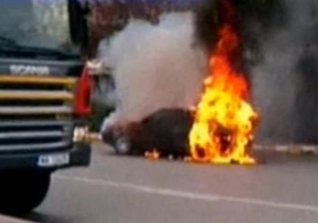 O maşină a luat foc în centrul oraşului Târgovişte