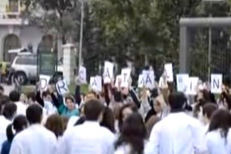 Peste 200 de tineri s-au adunat în Piaţa Universităţii pentru a susţine cauza unui medic