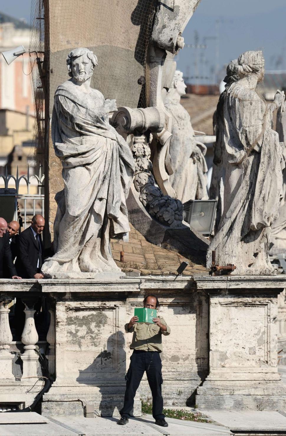 Un român a incendiat o Biblie, în timpul unei slujbe oficiată de Papa Benedict al XVI-lea 112886