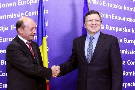 Băsescu: Mă întâlnesc marţi cu Barroso pentru o discuţie despre fondurile europene