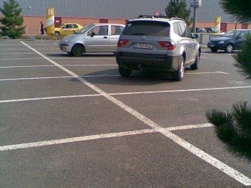 Din categoria &quot;Eterna Românie&quot;: ambulanţă folosită la cărat lemne. Vezi un top cu cele mai &quot;pitoreşti&quot; imagini 112057