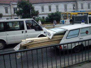 Din categoria &quot;Eterna Românie&quot;: ambulanţă folosită la cărat lemne. Vezi un top cu cele mai &quot;pitoreşti&quot; imagini 112058