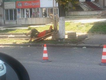 Din categoria &quot;Eterna Românie&quot;: ambulanţă folosită la cărat lemne. Vezi un top cu cele mai &quot;pitoreşti&quot; imagini 112059