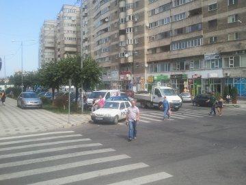 Din categoria &quot;Eterna Românie&quot;: ambulanţă folosită la cărat lemne. Vezi un top cu cele mai &quot;pitoreşti&quot; imagini 112060