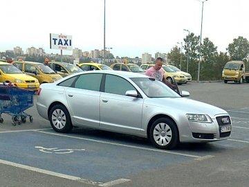 Din categoria &quot;Eterna Românie&quot;: ambulanţă folosită la cărat lemne. Vezi un top cu cele mai &quot;pitoreşti&quot; imagini 112061