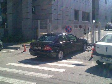 Din categoria &quot;Eterna Românie&quot;: ambulanţă folosită la cărat lemne. Vezi un top cu cele mai &quot;pitoreşti&quot; imagini 112062