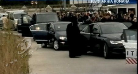 Moaştele Sfântului Andrei, aduse la Patriarhie cu maşini de lux. Capul Ocrotitorului României va mai ajunge la Sibiu şi Alba-Iulia
