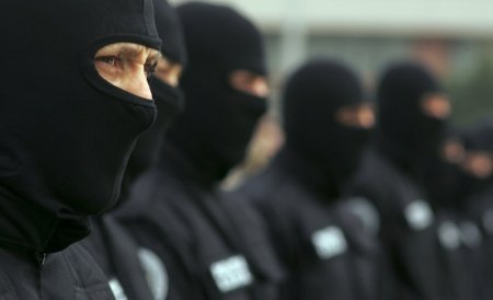 Percheziţii la Suceava. Cinci persoane arestate pentru contrabandă cu ţigări şi un prejudiciu de 80.000 euro