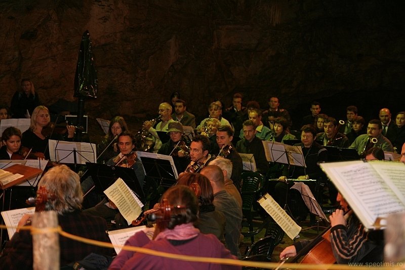 Timiş. Peste 2.000 de oameni au participat la un concert în peştera de la Româneşti