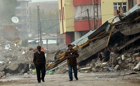 Bilanţul seismului din Turcia a ajuns la 459 de morţi şi 1.350 de răniţi