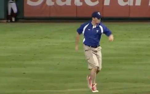 Îngrijitorul gazonului a făcut senzaţie cu dansul său înaintea unui meci din finala MLB
