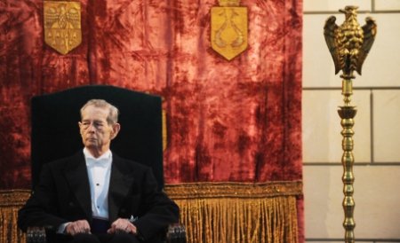 Le Monde: Regele Mihai împlineşte 90 de ani, dar încă face clasa politică românească să trepideze