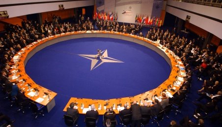 NATO, prudentă în ce priveşte prelungirea misiunii sale în Libia