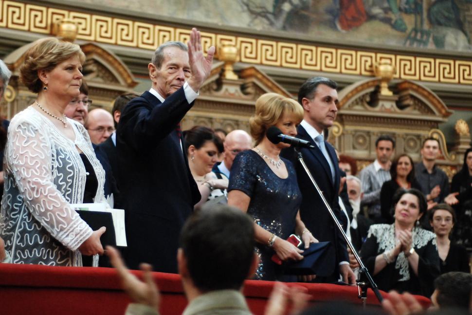 Regele Mihai I la 90 de ani. Intră în atmosfera de sărbătoare a Familiei Regale prin imagini de la eveniment 113166