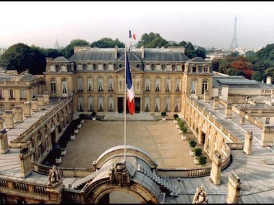 Franţa. O femeie a vrut să îşi dea foc în faţa Palatului Elysee din Paris