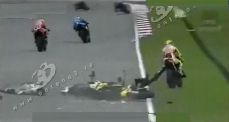 Imagini şocante. Sportivul Marco Simoncelli, scăpat de pe targă, după accidentul fatal