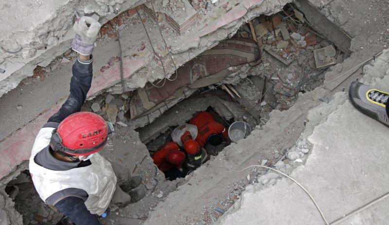 Miracol sau noroc? A fost scoasă de sub dărâmături la 66 de ore după cutremurul din Turcia 113311