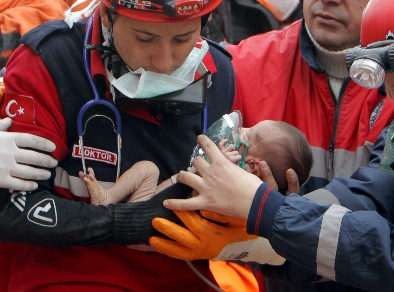 Miracol sau noroc? A fost scoasă de sub dărâmături la 66 de ore după cutremurul din Turcia 113315