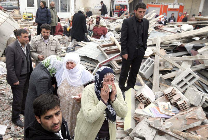 Miracol sau noroc? A fost scoasă de sub dărâmături la 66 de ore după cutremurul din Turcia 113316