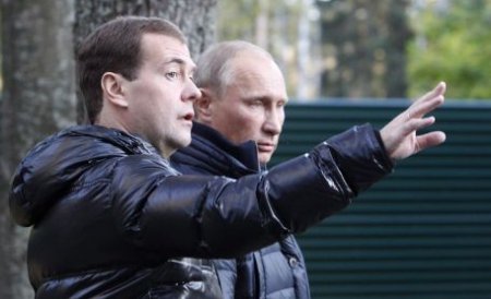 Putin şi Medvedev, împreună la volanul unei combine agricole