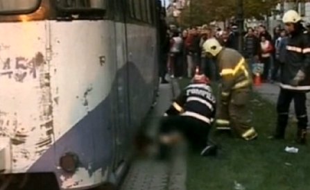 Timişoara. O fată de 14 ani a fost lovită de tramvai şi târâtă aproape 15 metri