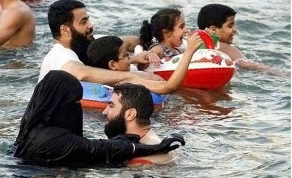 De ce e mai bine iarna decât vara? Pentru că nu vezi aşa ceva! Poze extravagante de la malul mării 113489