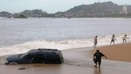 De ce e mai bine iarna decât vara? Pentru că nu vezi aşa ceva! Poze extravagante de la malul mării 113493