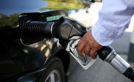 Benzina s-a ieftinit cu până la şapte bani pe litru