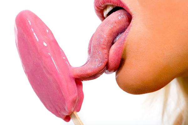 Ce ţi-ai dori să îţi facă? Linge îngheţata ca nimeni alta. Votează cea mai senzuală limbă 113654