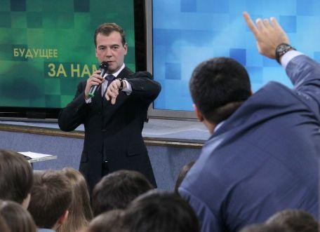 Dmitri Medvedev, înfuriat pe vameşi: Îmi vine să arunc microfonul ăsta în perete!