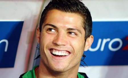 Cristiano Ronaldo a comis-o: A trimis întregii agende telefonice poze sexy cu o admiratoare, chiar şi logodnicei