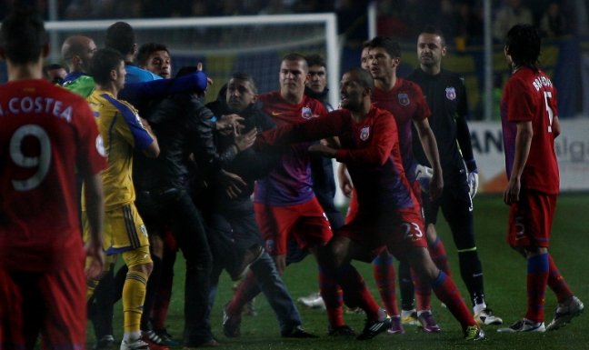 Scene incredibile la Petrolul - Steaua: Galamaz a fost lovit de un spectator, iar Tătăruşanu de o torţă aruncată din tribune. Meciul a fost suspendat