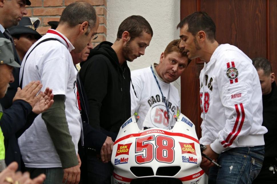 Tatăl lui Marco Simoncelli: Aş vrea un minut în care toate motoarele din Moto GP să fie turate 113891