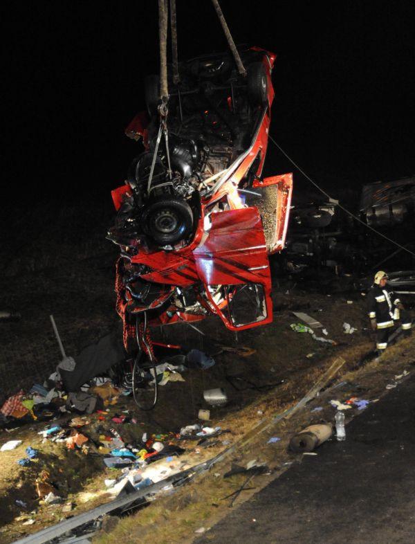 Imagini cutremurătoare de la locul accidentului soldat cu 14 români morţi 113994