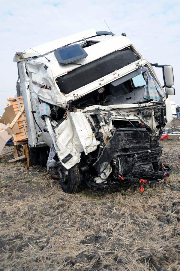 Imagini cutremurătoare de la locul accidentului soldat cu 14 români morţi 114009