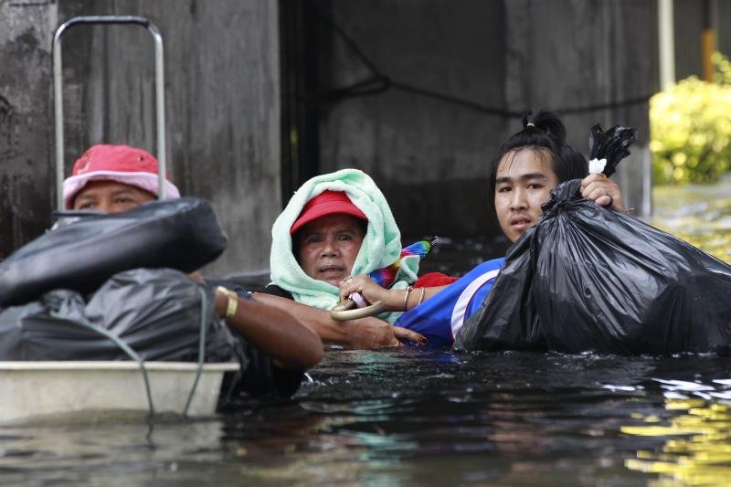 Lupta cu natura continuă: Inundaţiile din Thailanda au omorât peste 400 de oameni