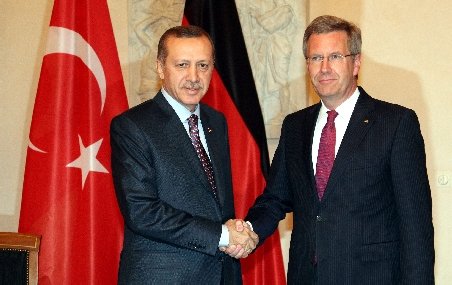 Premierul turc, aflat în vizită la Berlin, reproşează Germaniei lipsa de susţinere