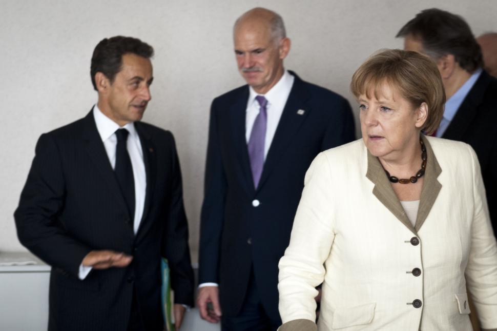 Sarkozy şi Merkel îl bagă în şedinţă pe Papandreou. Grecia jonglează cu viitorul nostru