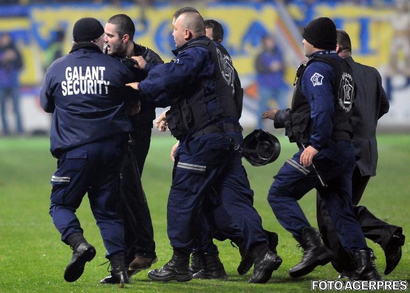 Suporterul care l-a lovit pe George Galamaz rămâne în arest