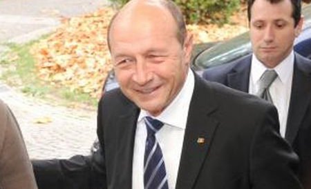 Băsescu a primit în dar o sticlă de whisky de la o admiratoare. A mers la Vila Lac 1 special pentru asta