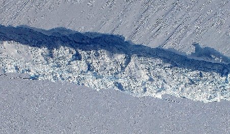 Gheaţa polară se retrage. Un aisberg uriaş se va desprinde de un gheţar din Antarctica