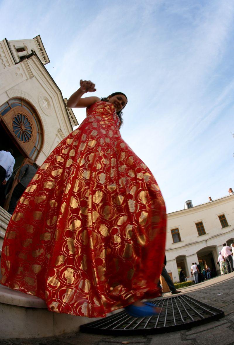 Case cu turnuleţe, maşini luxoase şi aur cât cuprinde! Topul celor mai bogaţi romi din România 114656