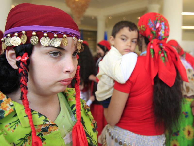 Case cu turnuleţe, maşini luxoase şi aur cât cuprinde! Topul celor mai bogaţi romi din România 114660